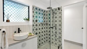 Douche, sèche-cheveux, serviettes fournies, savon