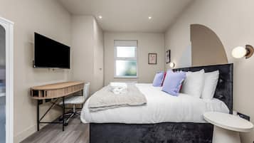 Desk, iron/ironing board, travel cot, WiFi