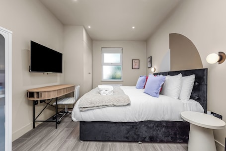 Desk, iron/ironing board, travel crib, WiFi. Delightful studio in London with WiFi