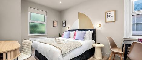 Schreibtisch, Bügeleisen/Bügelbrett, Reisekinderbett, WLAN