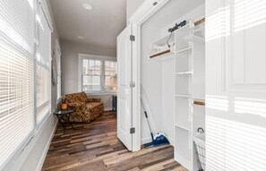 Interior - Vintage
Charming 1-bedroom house with WiFi and AC in welcoming Fort Worth. (Fort Worth)