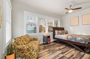 1 bedroom, WiFi, bed sheets - Vintage
Charming 1-bedroom house with WiFi and AC in welcoming Fort Worth. (Fort Worth)