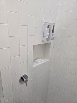 Dusj, miljøvennlige toalettsaker, hårføner og håndklær
