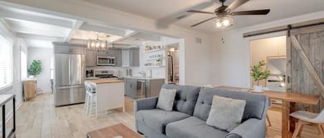 Smart TV, libros, biblioteca musical y estéreo