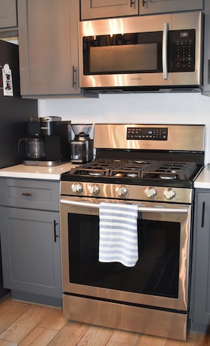 Een koelkast, een microgolfoven, een oven, een kookplaat