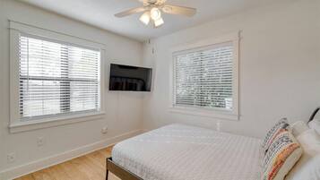 2 bedrooms, in-room safe, desk, iron/ironing board