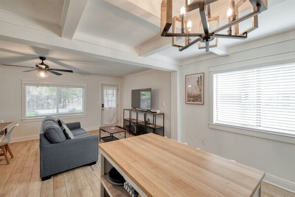 Smart-TV, Bücher, Musikbibliothek, Stereoanlage