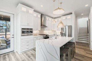 ثلاجة، ميكروويف، فرن، موقد طهي مسطح