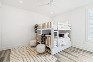 5 室のベッドルーム、WiFi (無料)、ベッドシーツ