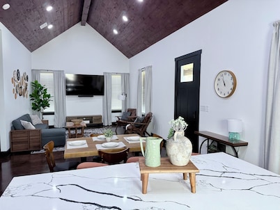 The MarCupial, Modern 2BR near Round Top, Lake Somerville & Aggie Game Day!