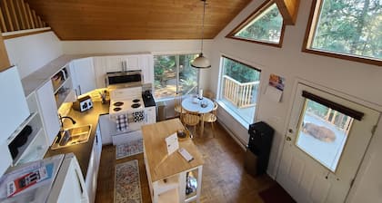 Cozy, secluded 3 bedroom with working space loft. Where the sea and forest meet