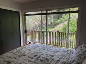3 bedrooms, iron/ironing board, WiFi, bed sheets - Cozy, secluded 3 bedroom with working space loft. Where the sea and forest meet (Sooke)