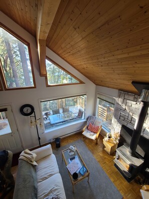 Smart TV, books - Cozy, secluded 3 bedroom with working space loft. Where the sea and forest meet (Sooke)