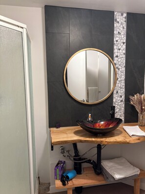 Dusche, Haartrockner, Handtücher, Seife
