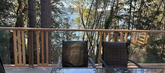 Cozy, secluded 3 bedroom with working space loft. Where the sea and forest meet