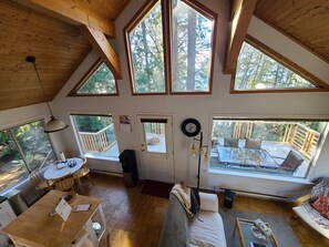 Smart TV, books - Cozy, secluded 3 bedroom with working space loft. Where the sea and forest meet (Sooke)