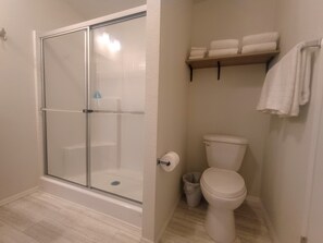 Shower, hair dryer, towels, soap - Charming 3-Bedroom House (Spring Valley)