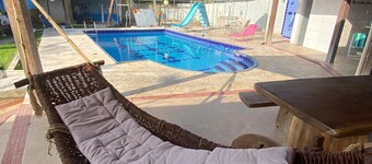 Mansion with swimming pool, barbecue, hot tub, jacuzzi, gym and arena.