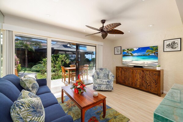 Living area - Casa De Emdeko 134: Remodeled Ground Floor, AC! (Kailua-Kona)