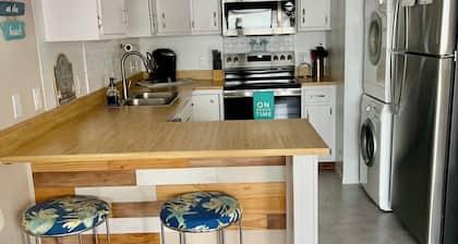 Adorable 2nd Floor Ocean Block Condo Just Steps to Beach & Convention Center!