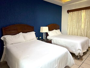 舒适双人房, 2 张双人床, 无烟房, 微波炉 | 遮光窗帘、熨斗/熨板、免费 WiFi、床单