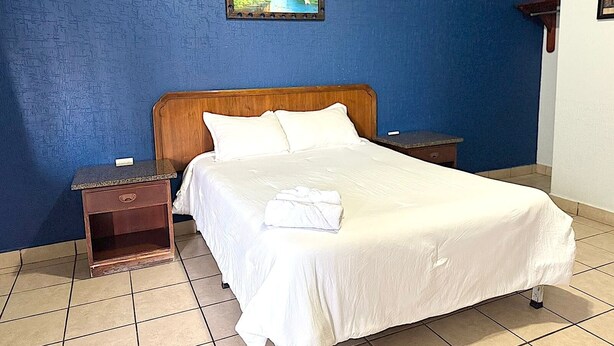 Comfort Single Room, 1 Queen Bed, Non Smoking, Private Bathroom - RIO INN (Delicias)