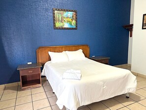 Chambre Simple Confort, 1 grand lit, non-fumeurs, salle de bains privée | Rideaux occultants, fer et planche à repasser, Wi-Fi gratuit