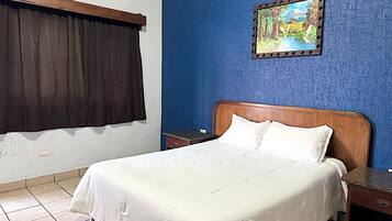 Rideaux occultants, fer et planche Ă  repasser, Wi-Fi gratuit