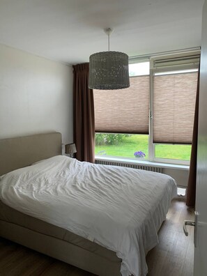 1 habitación, tabla de planchar con plancha, wifi gratis y ropa de cama 