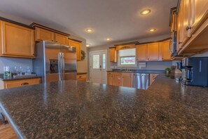 Fridge, microwave, oven, stovetop - Beautiful "Harborview at Lake Cumberland" overlooking Lee's Ford Marina. (Somerset)