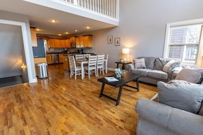 Smart TV - Beautiful "Harborview at Lake Cumberland" overlooking Lee's Ford Marina. (Somerset)