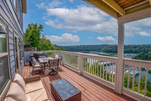 Beautiful "Harborview at Lake Cumberland" overlooking Lee's Ford Marina.
