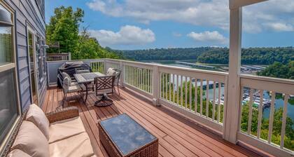 Beautiful "Harborview at Lake Cumberland" overlooking Lee's Ford Marina.