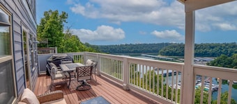 Beautiful "Harborview at Lake Cumberland" overlooking Lee's Ford Marina.