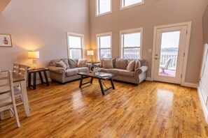 Smart TV - Beautiful "Harborview at Lake Cumberland" overlooking Lee's Ford Marina. (Somerset)