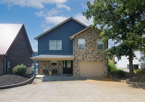 Exterior - Beautiful "Harborview at Lake Cumberland" overlooking Lee's Ford Marina. (Somerset)