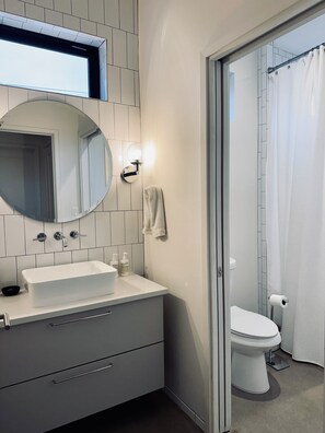 Shower, hair dryer, bidet, towels - Stylish Austin Home of a Local Creative Entrepreneur – Pet-Friendly! (Austin)