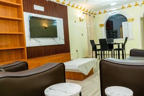 Flat-screen TV - Venetian Villa (Buea)