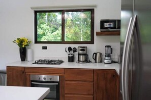 Kjøleskap, mikrobølgeovn, ovn og kokeplater