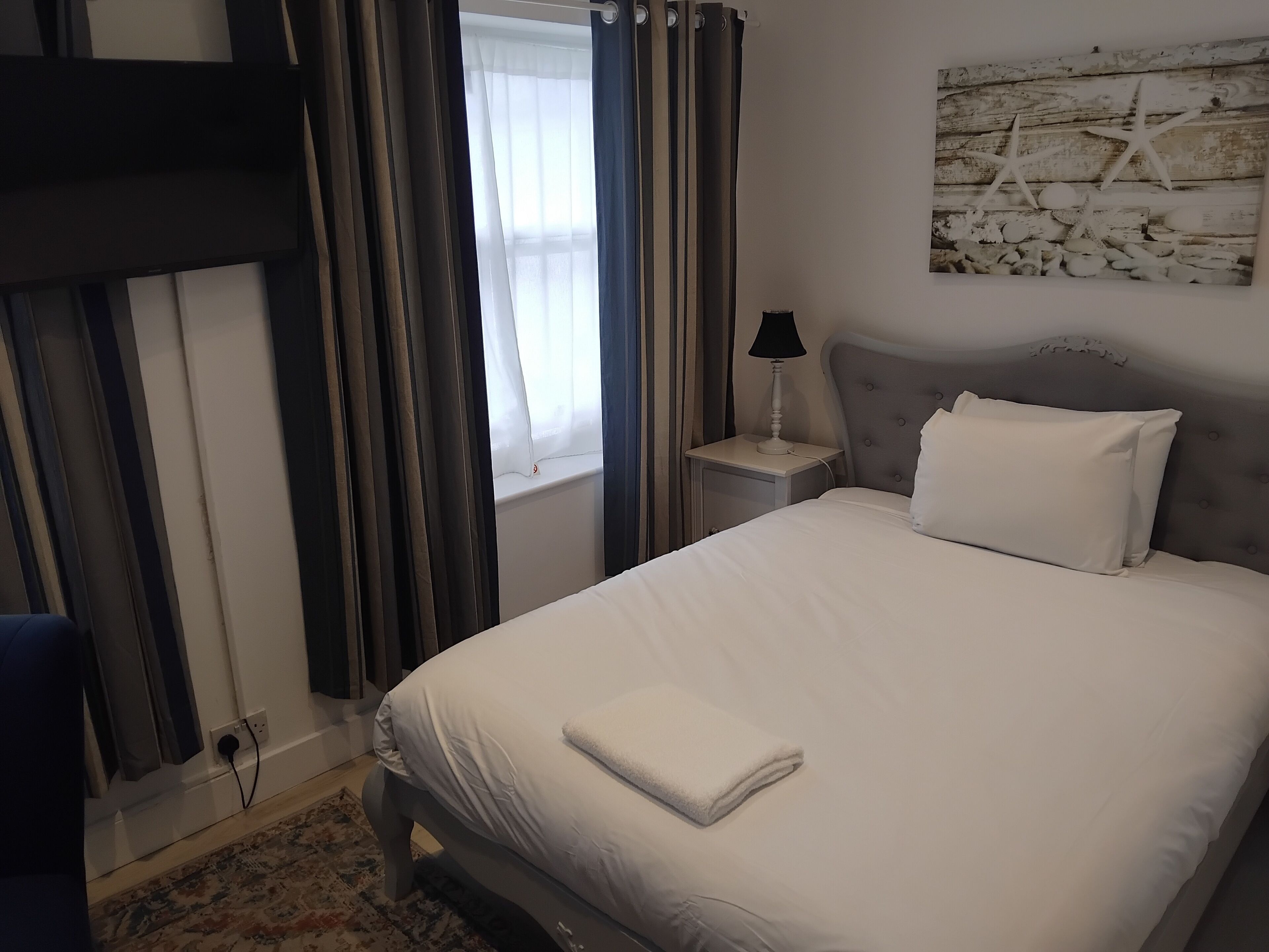 Habitación económica doble, 1 cama doble | Tabla de planchar con plancha y wifi gratis