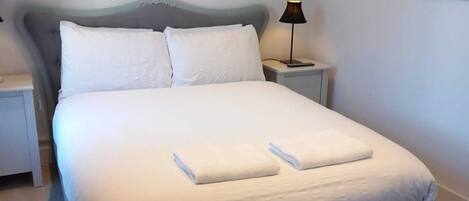 Habitación doble económica, 1 cama matrimonial | Tabla de planchar con plancha y wifi gratis