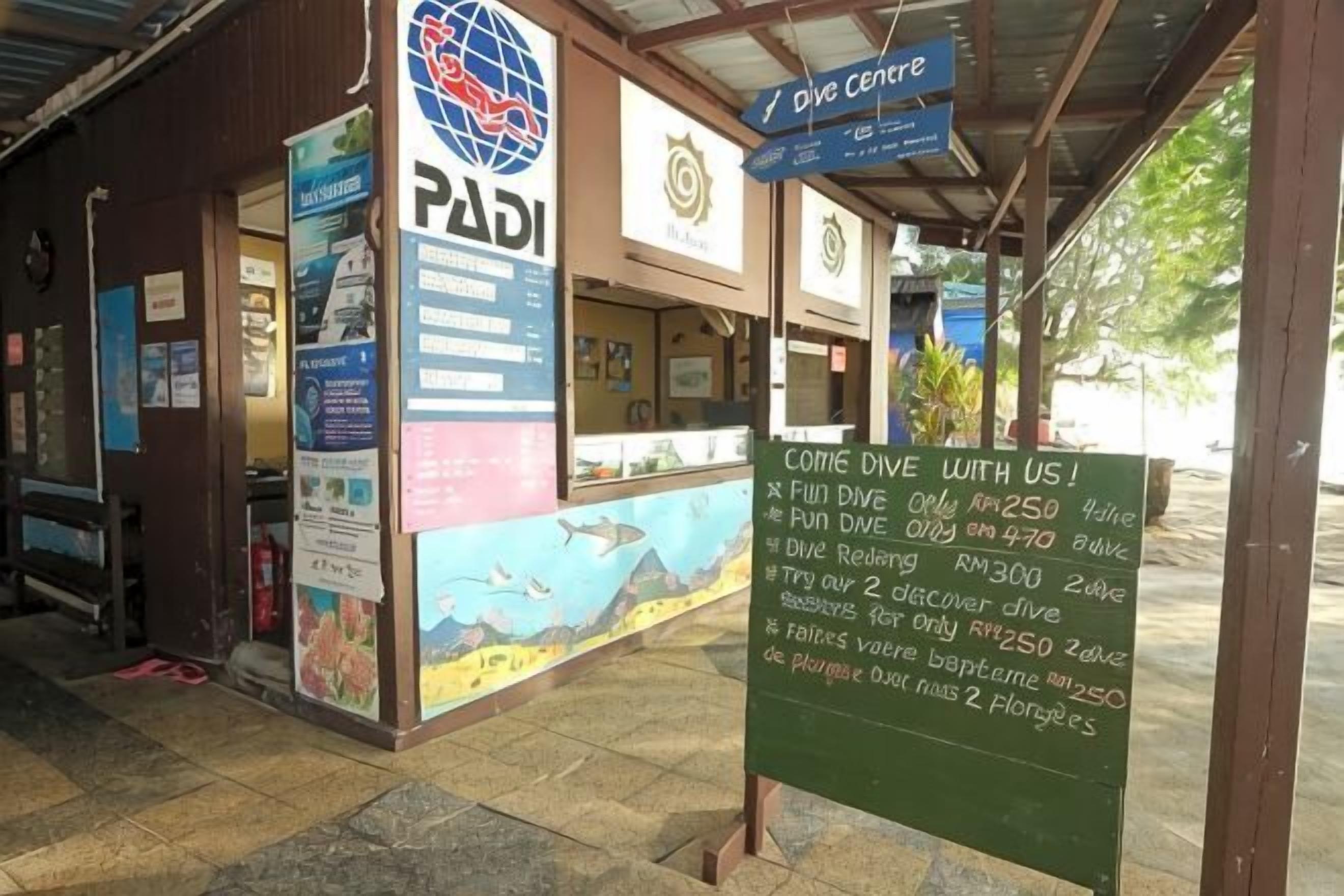 Centro de mergulho com uma placa anunciando pacotes de mergulho.