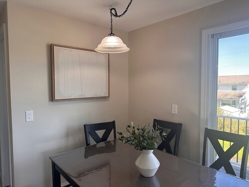 Valley View Luxe l New Renovated half of Duplex l Private parking
