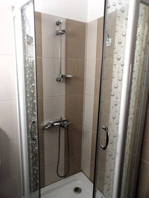 Ducha, toallas, jabón, shampoo