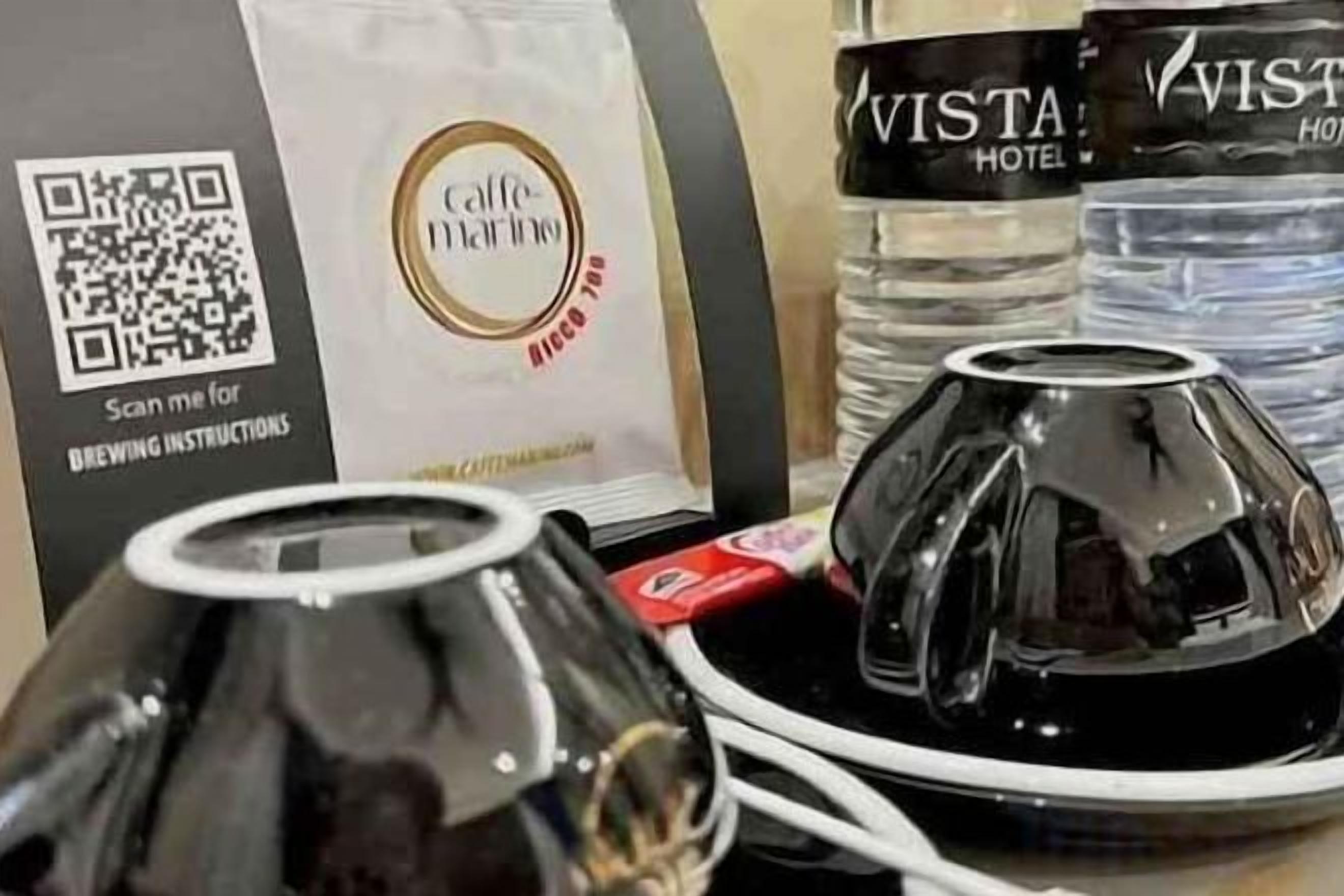 Una cafetera y un código QR con instrucciones para prepararla.