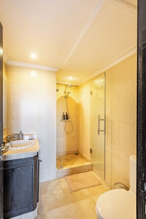 シャワー、ヘアドライヤー、タオル、石鹸