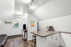 Interior - Quiet carriage suite near vinyards and lake (Cobble Hill)