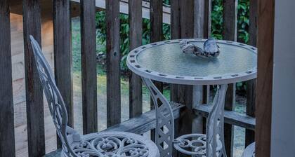 Quiet carriage suite near vinyards and lake