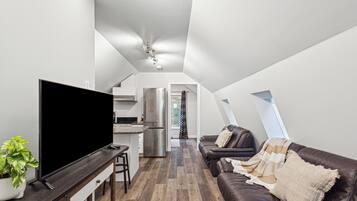 Un moderno apartamento tipo loft con cocina, comedor y sala de estar.