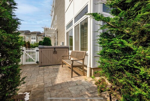 Stunning Beachside Home In Big Apple - Best of Both Worlds!